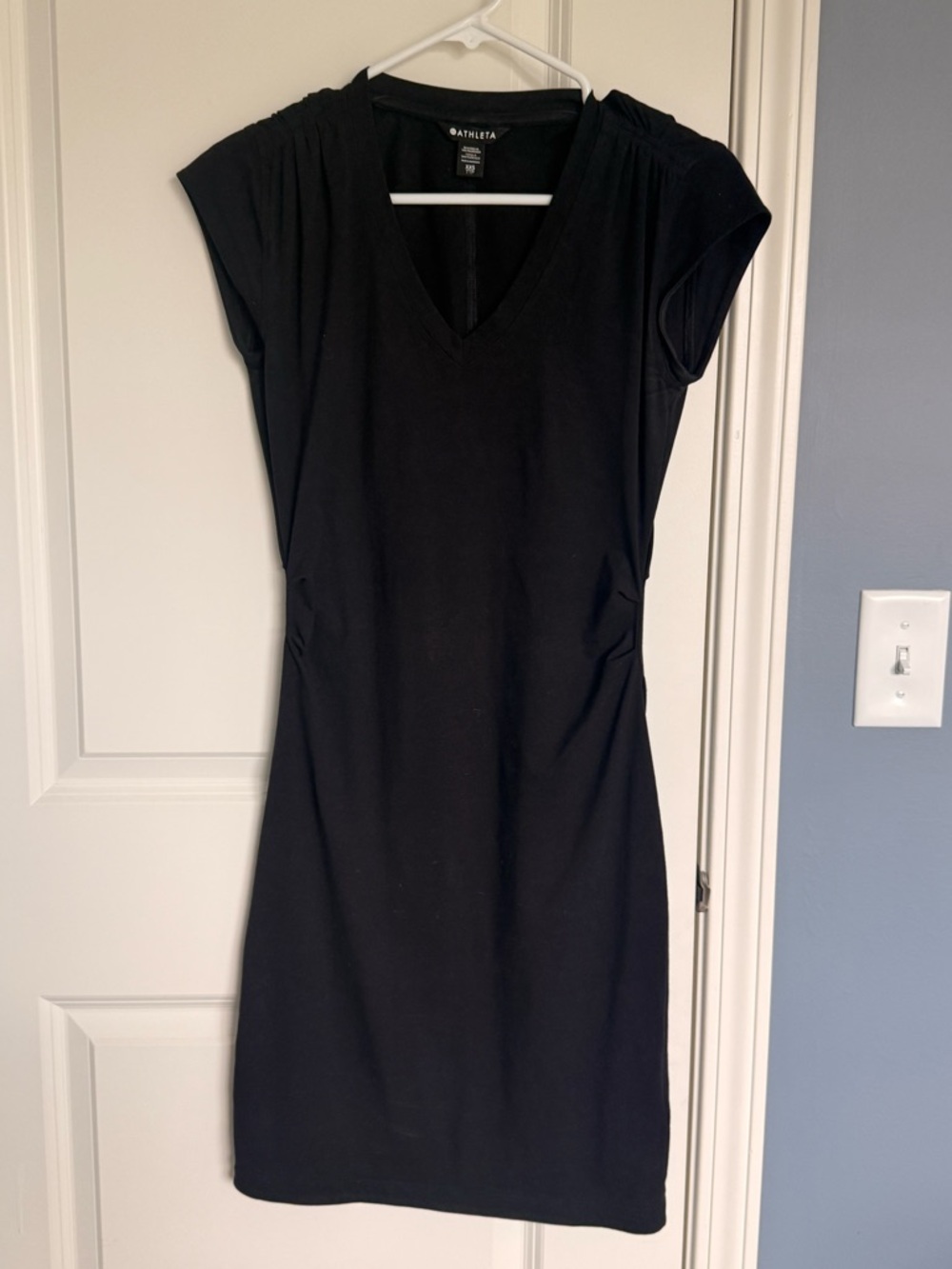 Excellent/Like New!!
Athleta Black V-Neck Stretch Cap Sleeve Dress